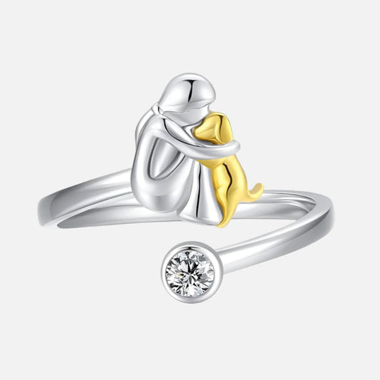 Bague en argent avec un petit chien et des pierres en zircon.