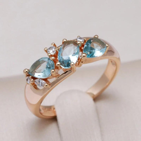 Bague vintage élégante bleue avec des pierres en zircon dans un sertissage doré.